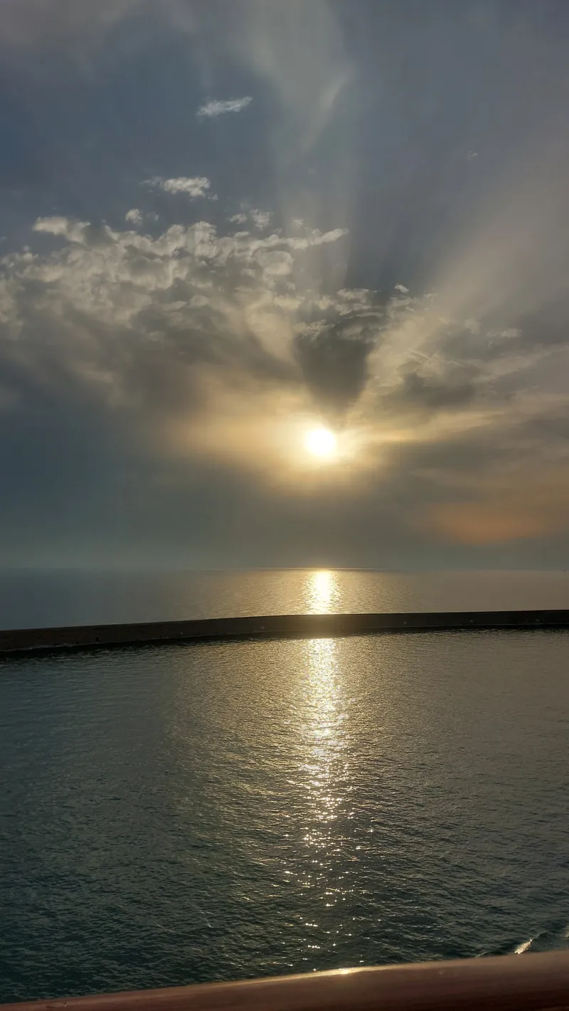 El sol sobre el mar al atardecer, visto desde la cubierta