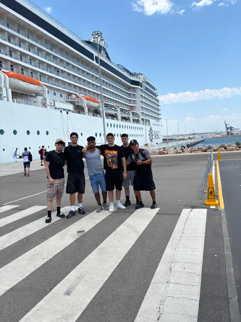 Alex y sus amigos en el muelle, delante del crucero