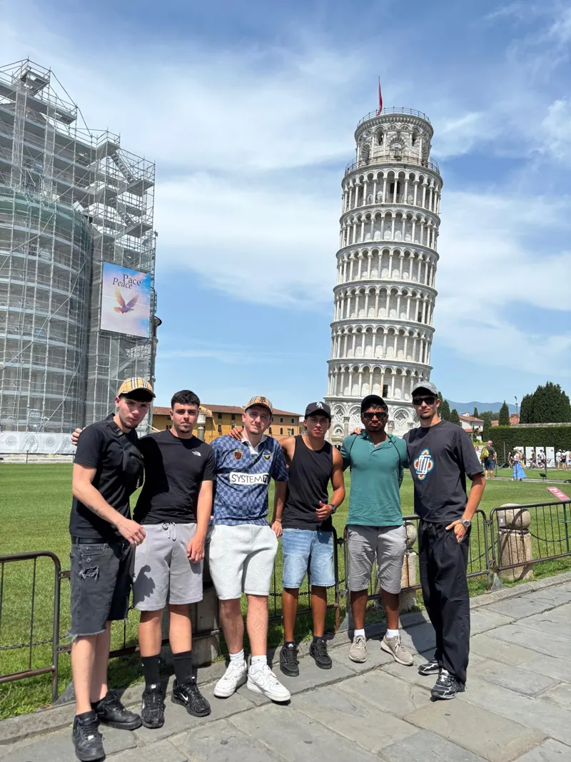 El grupo de amigos delante de la torre inclinada de Pisa
