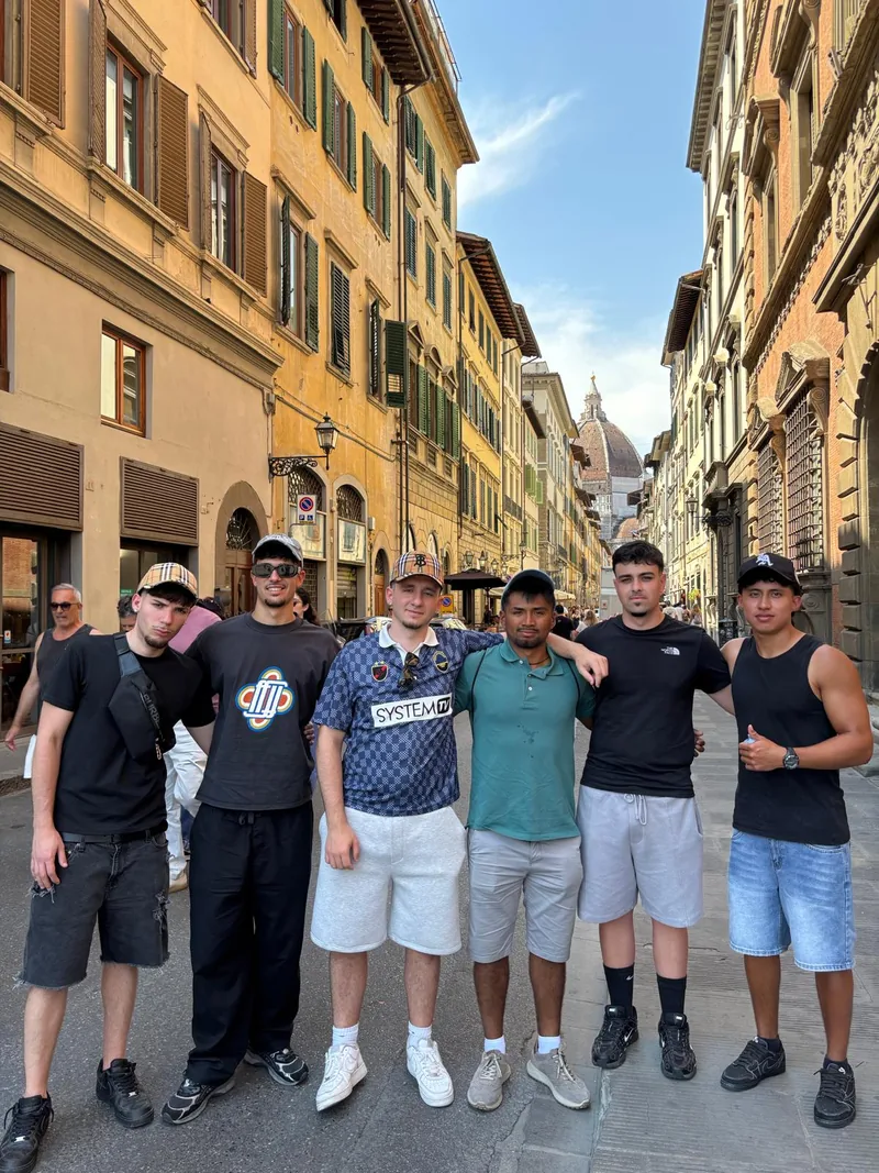 Alex y sus cinco amigos por una calle de Florencia