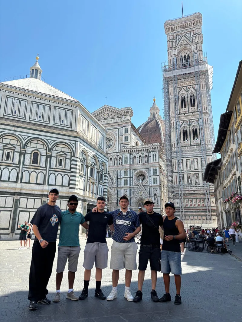 El grupo de amigos delante del Duomo y el baptisterio de Florencia